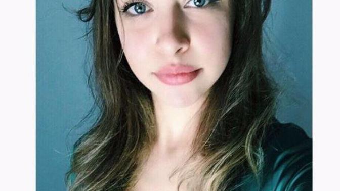 Ablası Hande Erçel'den daha güzel değil mi?