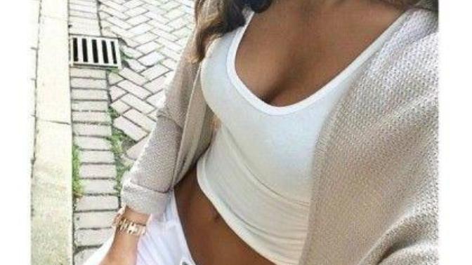 Bu göğüs dekoltesi sizi etkiler mi yoksa illa kocaman mi olması gerekiyor? Her dokelte etkileyebilir mi erkekleri?