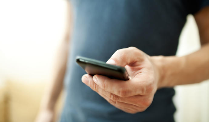 Sevgilinin telefonuna casus programı yükler misiniz?
