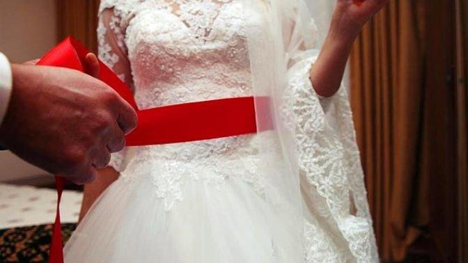 Gelinlerin beline bağlanan ve bekareti simgeleyen kırmızı kuşak, saçmalık değil mi?