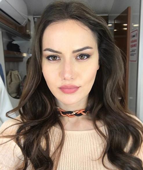 Selena Gomez vs Fahriye Evcen, hangisi daha güzel?