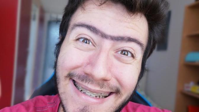 Enes Batur, en iyi Youtuber seçildi, ödülünü aldı! Sizce Enes Batur bu ödülü hak etti mi?