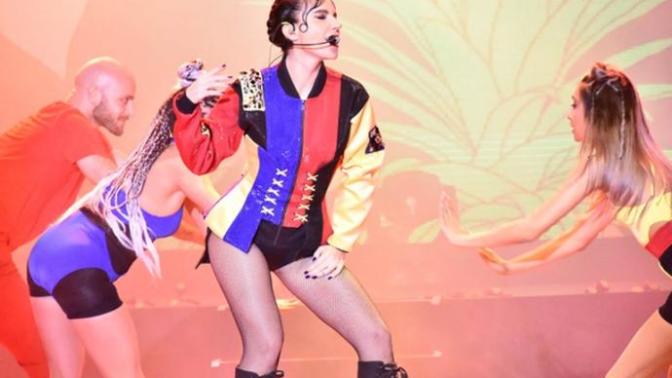 Hangi kadın şarkıcının konser kıyafetlerini beğeniyorsunuz?