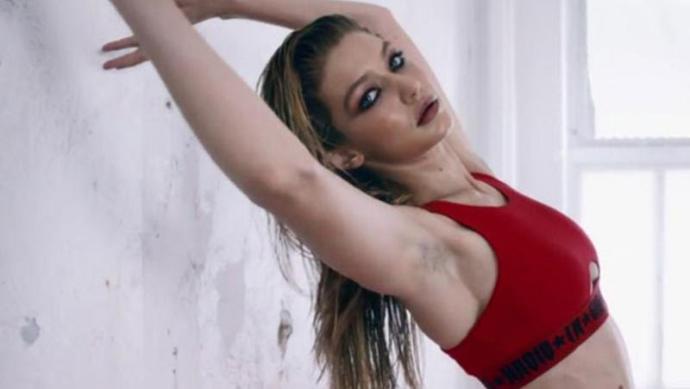 Gigi Hadid’in pozları olay oldu! Hayranlarını ikiye böldü. Bu pozlar hakkında düşünceniz nedir?