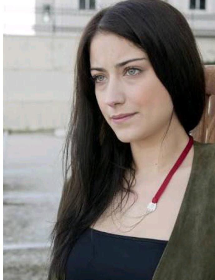 Hazal Kaya mı Gizem Karaca mı sizce?