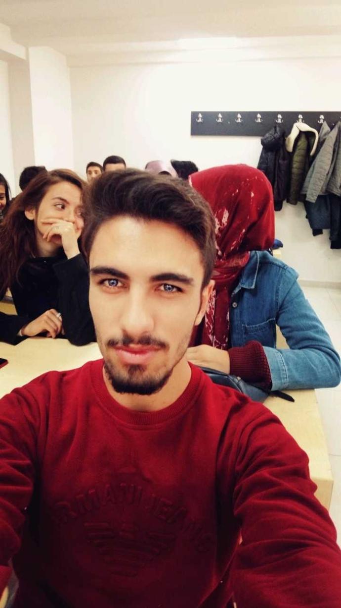 Mavi gözlü olsam daha mı yakışıklı olurdum????