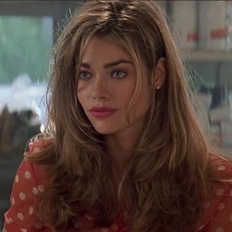 Denise Richards güzel, ya da çekici mi ?