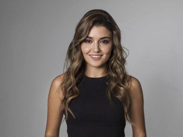 Hande Erçel mi yoksa Merve Boluğur mu daha güzel sizce ?