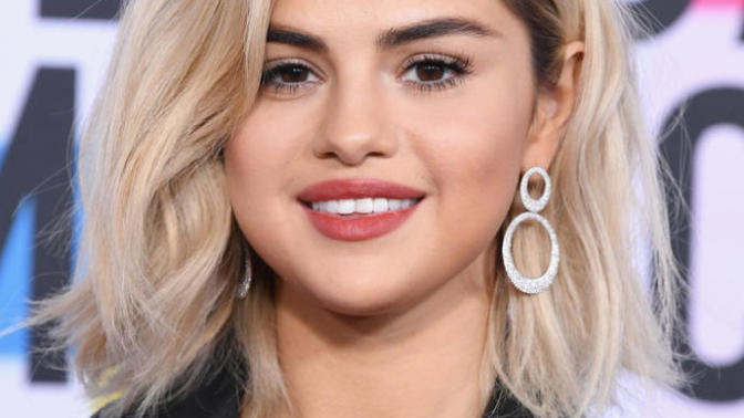 Biraz geç oldu ama sizce Selena Gomez'in yeni saç rengini beğendiniz mi yoksa eskisi mi daha iyiydi?