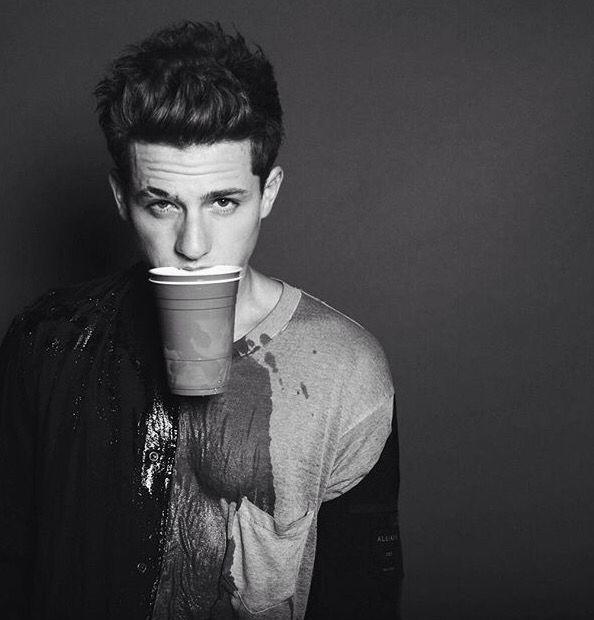 Charlie Puth hakkında neler düşünüyorsunuz? Sizce yakışıklı mı? Ve en sevdiğiniz şarkısı?