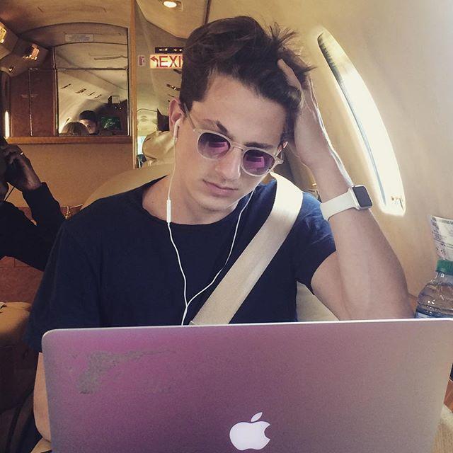 Charlie Puth hakkında neler düşünüyorsunuz? Sizce yakışıklı mı? Ve en sevdiğiniz şarkısı?