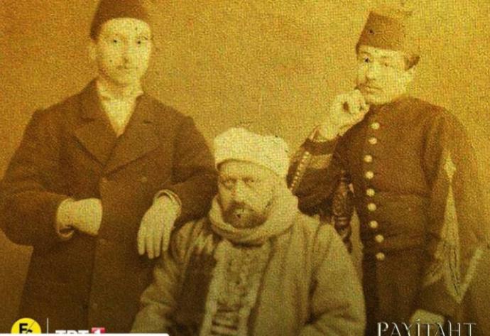 Sultan Abdulaziz'in Yanında Şu iki Meczup Kim ? Bileniniz var mı ?