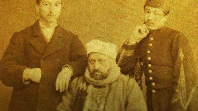 Sultan Abdulaziz'in Yanında Şu iki Meczup Kim? Bileniniz var mı?