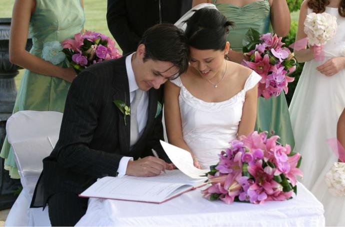 Nikah memurunu düğün mekanına çağırmak trend oldu! Nikah sizce düğünün için de mi olmalı, nikah dairesinde mi?