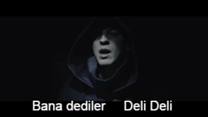 Bir kız espri yapılınca "deli :b" veya "çok fenasın" gibi tepkiler veriyorsa aslında ne demek istiyordur?