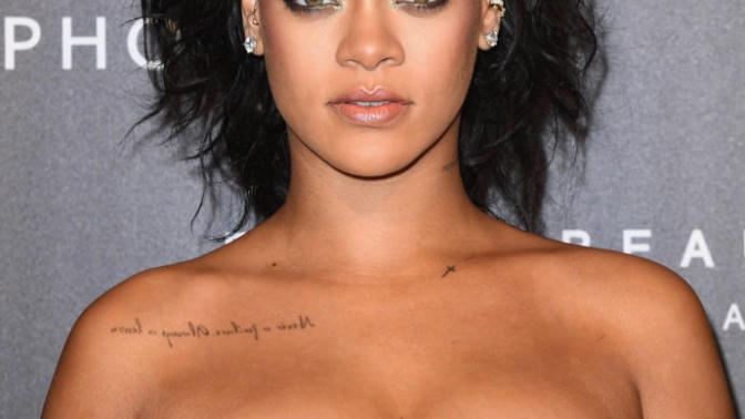 Şişko pazarcı zenci rihanna mı daha güzel yoksa kısa boylu cücük shakira mı yoksa travesti beyonce?