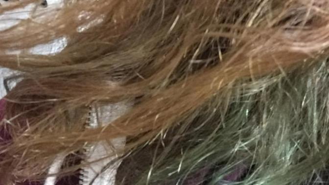 Loreal colorista geçici boyalar saçtan nasıl akar? Bir tutamını mor yaptım yeşil oldu saçlarımı açmadım ama akmıyor?