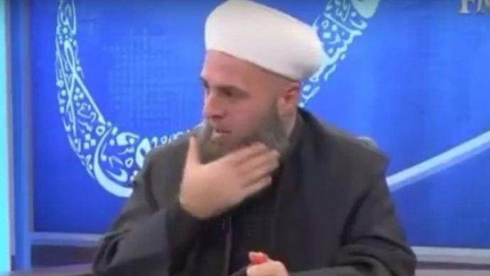 "Sakalsız uzun saçlı bir erkek görürsün onu kadın zannedip bir sürü düşünceye de girersin"diyen hoca sizce haklı mı?