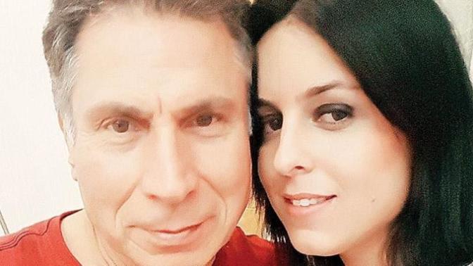 Hababam sınıf’ıyla tanınan “hayta ismail” Ahmet Arıman, karısını boşayıp 23 yaşındaki sevgilisiyle evlendi, ne düşünüyorsunuz?