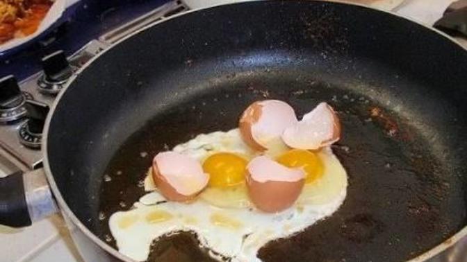 Yumurta bile kıramayan yani yemek yapamayan biriyle evlenilir mi?