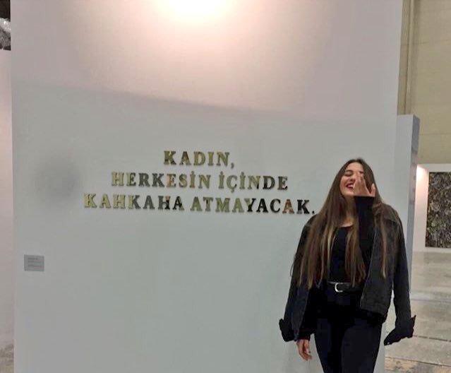 Bülent Arınç ''Kadın herkesin içinde kahkaha atmayacak'' dedi, TÜYAP bu yazıyı yazdı. Ne düşünüyorsunuz?
