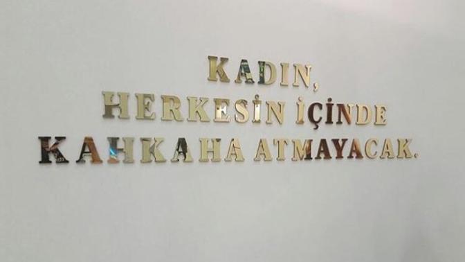 Bülent Arınç ''Kadın herkesin içinde kahkaha atmayacak'' dedi, TÜYAP bu yazıyı yazdı. Ne düşünüyorsunuz?