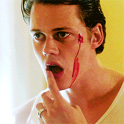 Bill Skarsgård Çok Karizmatik Değil Mi?