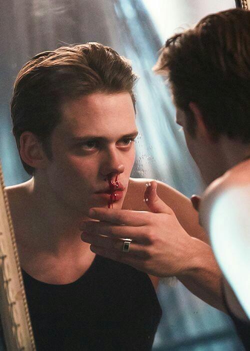 Bill Skarsgård Çok Karizmatik Değil Mi?