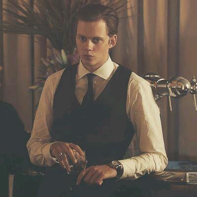 Bill Skarsgård Çok Karizmatik Değil Mi?