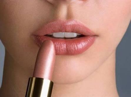 Çatlak ve  rujlu dudaklar çekici mi 💋💄?