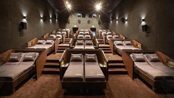 Yataklı sinema salonu açılmış. Giden var mı?
