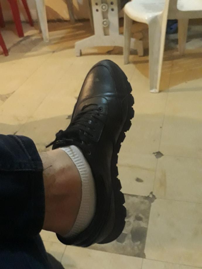 Mecbur olarak yağmurlu havada spor ayakkabı giyeceğim sizce dalga geçerler mi yoldakiler?