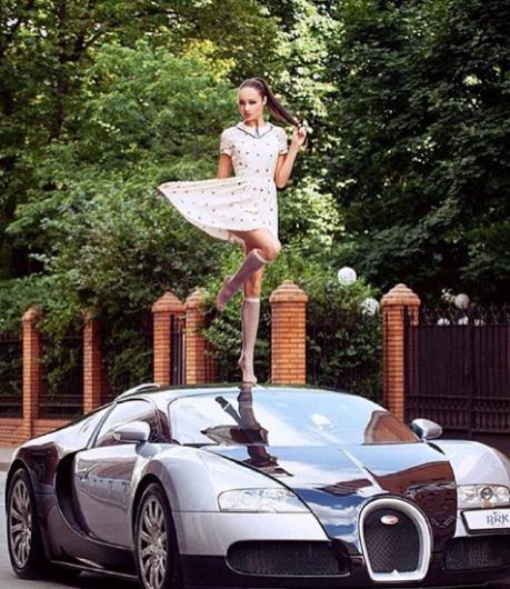 Yeni akım arabanın üzerine çıkıp instagram için poz vermek.. Sizin arabanın üzerinde çekilmiş fotoğrafınız var mı?