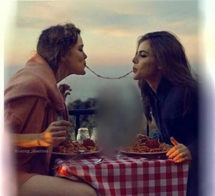 Kız kıza olmak vakit geçirmek çok güzel değil mi? Lezliği çok seviyorum benim gibi olanlar var mı??