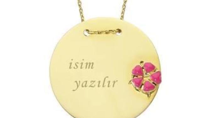 İsminizin yazılı olduğu kolye ya da bilezik türü şeyler takar mısınız?