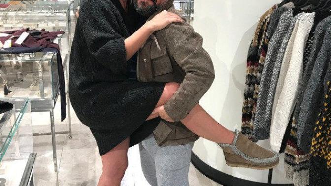 Kadir Çöpdemir, bu fotoğrafta Seda Akgül'e sizce ne yapmaya çalışıyor, bu fotoda amaç sizce nedir?