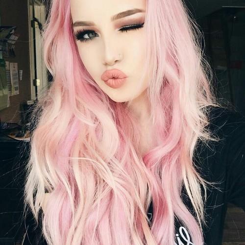 Pembe renk saçı iş yerinizde kullanabilir misiniz?