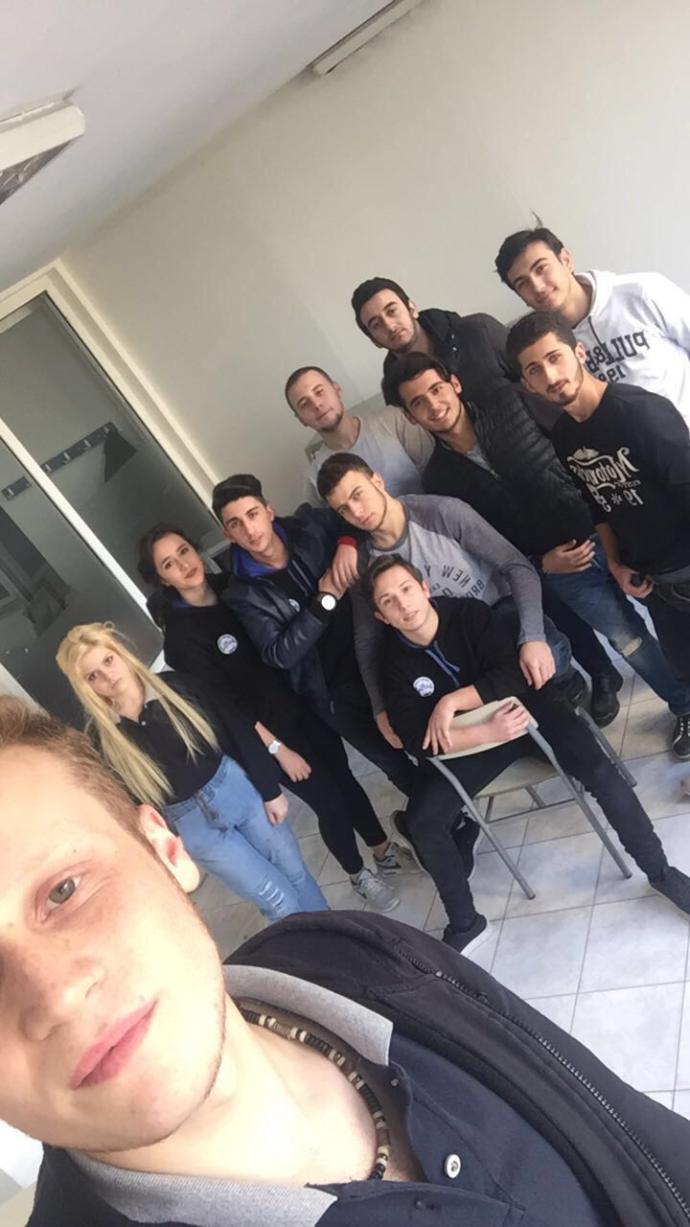sınıfta yakışıkli erkek var mı sizce (benim sınıfim)?
