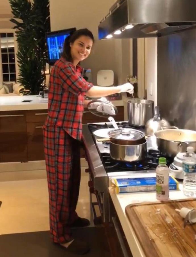 Adriana Lima'nın yemek yaparken çektirdiği fotoğrafı gördünüz mü?