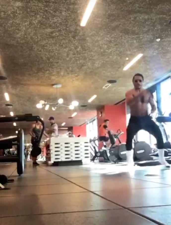 Çok zengin de olsanız da nusret gibi kapalı alanda güneş gözlüğü ile spor yapacak kadar akılsız olmayın taam mı ?