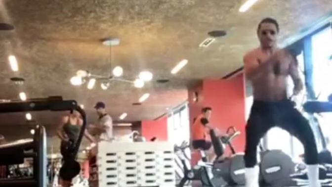 Çok zengin de olsanız da nusret gibi kapalı alanda güneş gözlüğü ile spor yapacak kadar akılsız olmayın taam mı?
