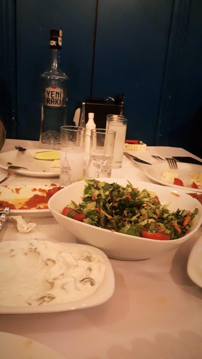 Alkol masası fotoğrafları olan görüş olarak koyabilir mi?