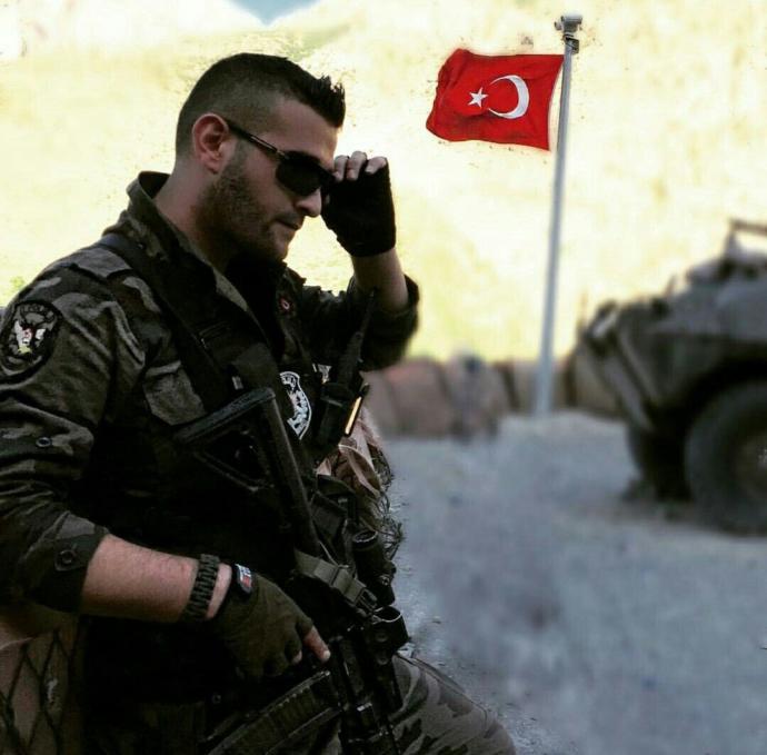 Herhangi bir üniforma aşkıniz, ilginiz, hayranlığınız var mi? Klasiktir ama neden polisler uniformaliyken kızları etkiler?
