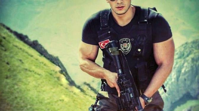 Herhangi bir üniforma aşkıniz, ilginiz, hayranlığınız var mi? Klasiktir ama neden polisler uniformaliyken kızları etkiler?