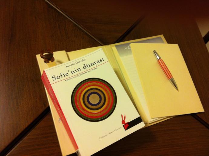 Sizce "Sofie'nin Dünyası" adlı kitap kaç yaş aralığına giriyor?