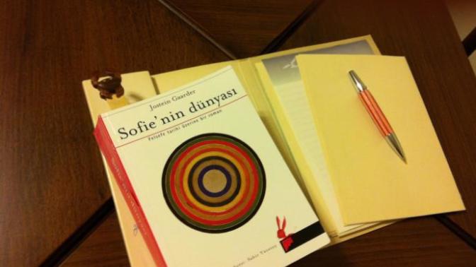 Sizce "Sofie'nin Dünyası" adlı kitap kaç yaş aralığına giriyor?
