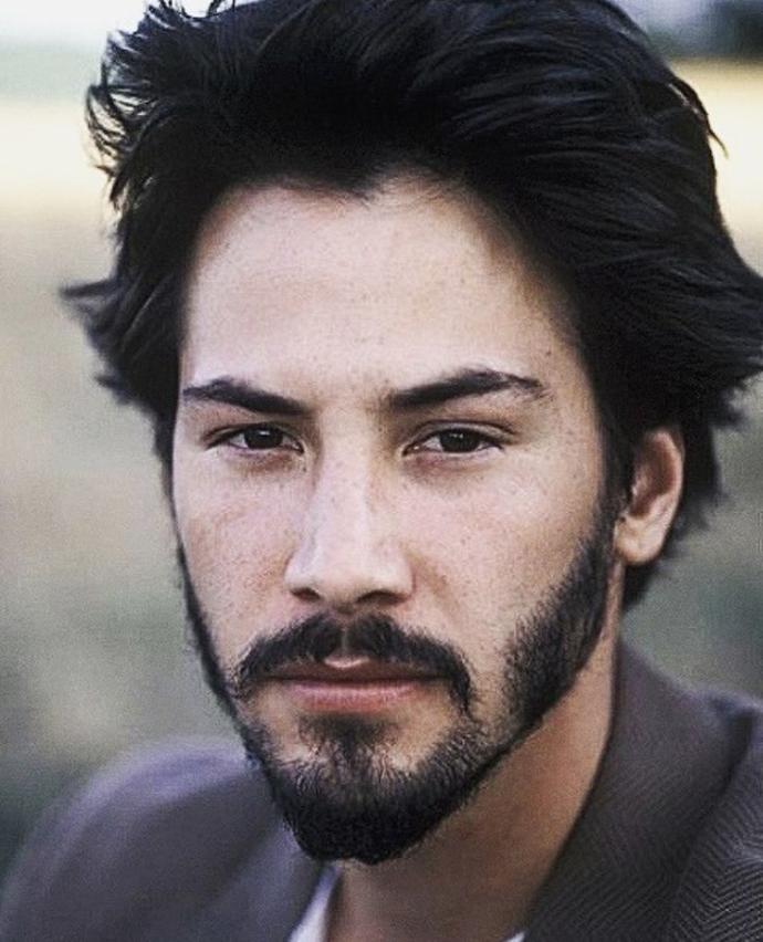 Keanu Reeves'in Sakalsız Hali mi Sakallı Hali mi Daha İyi Sizce?