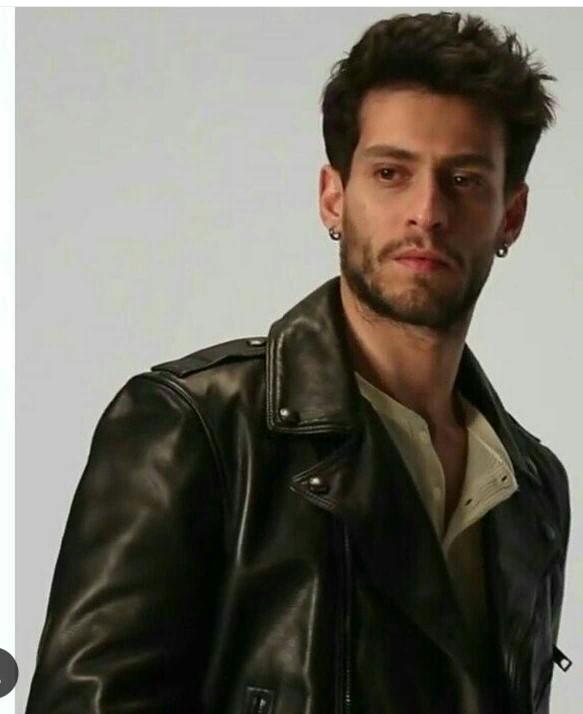Ekin koc çok yakisikli ve yandan görüntüsü müthiş değil mi sizce ????