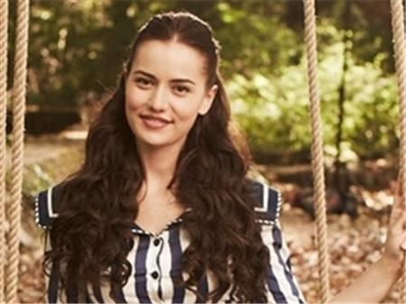 Çalıkuşu dizisinde Fahriye Evcenin saç rengi nedir?