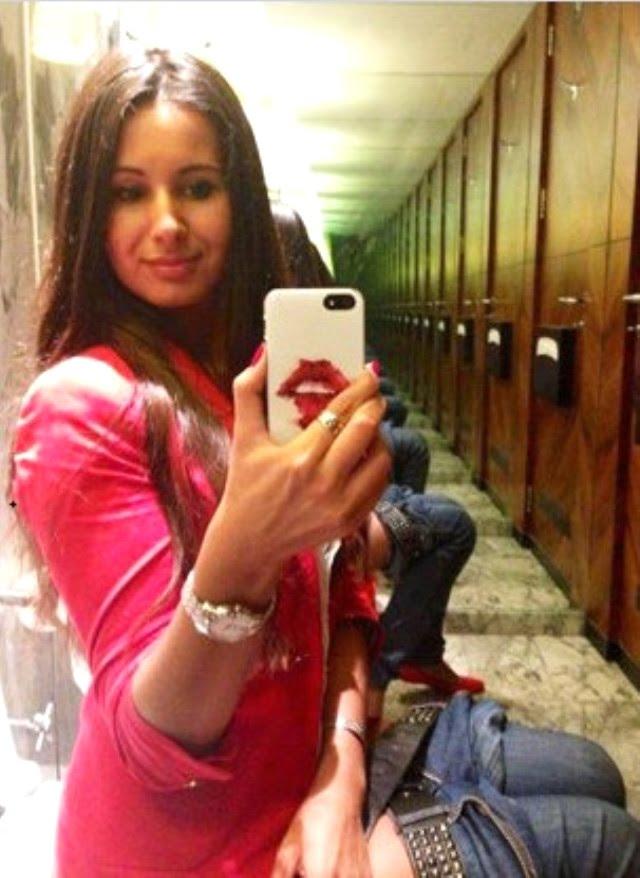 Yeni Instagram Modası Şaşırtıyor: Tuvalette Selfie Çeken Kadınlar hakkında ne düşünüyorsunuz ?